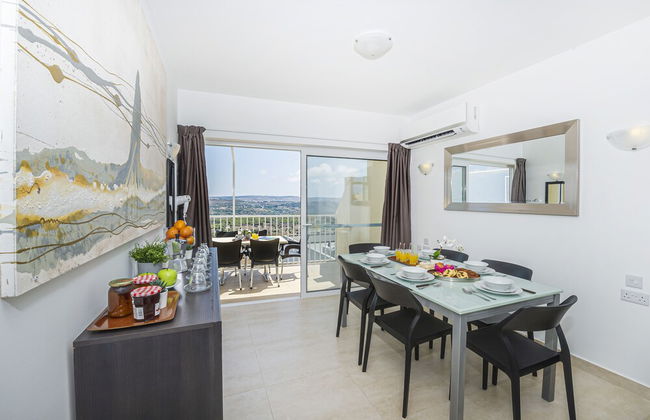 Summer Breeze Penthouse with large Terrace and Hot Tub by Getaways Malta - Foto 22