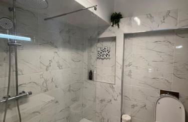 Stay solihull 5 mins to NEC and AIRPORT SLEEPS 9 contractor friendly 3 bathrooms driveway parking 3 - Foto 6