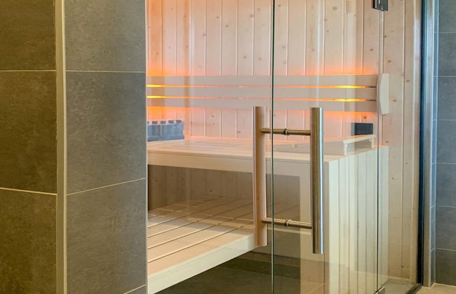 Villa by the Water With Sauna and Terrace - Foto 15