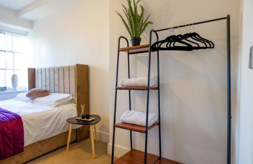 Zeenat Central Bury - Modern 2BR with Free Parking Sleeps 6 - Foto 15