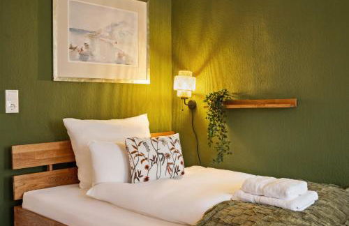 MAISUITES Sperling - Zentrale Ferienwohnung mit Boxspringbett, Kaffeevollautomat, WLAN & seitlichem Seeblick - Foto 14