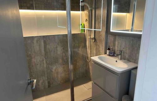 Modern 2BR Flat in Sale - Peaceful Stay in M33 - Great Transport Links - Photo 2