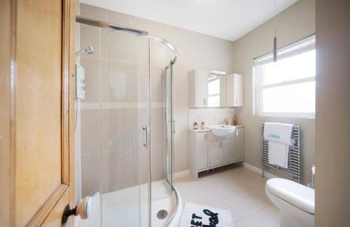 4 bedroom home with Garden, Game room, Parking- Esho Stays - Foto 12