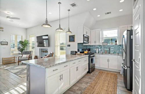 Picturesque beach house with plenty of room and amazing decks, close to beach - Foto 8