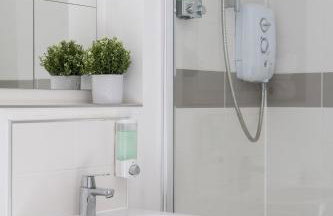 Comfortable 2-Bed Home with Parking & Fast Wi-Fi! - Photo 9