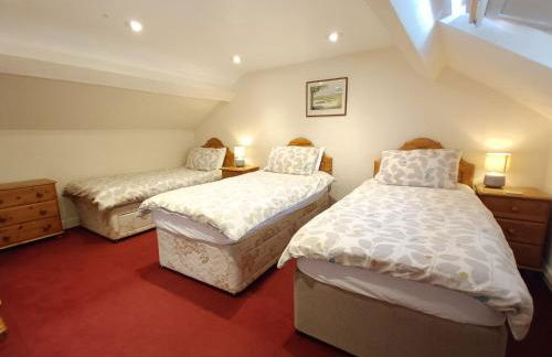 Rural Farm Stay with 6 cottages, 4 miles to Barnstaple, Pet friendly, Daily animal experiences, Outdoor heated pool, Games barn, Free fast WiFi, Free parking - Foto 43