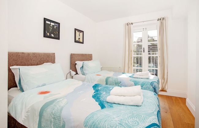 Peaceful Elevated Residential Area - Walk to City - Foto 2