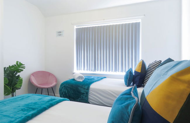 Tudors eSuites 4 Bedroom House with Garden & 9 Beds - Foto 3