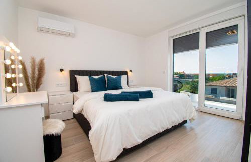 Villa Mina with a private pool in Pula - Photo 18