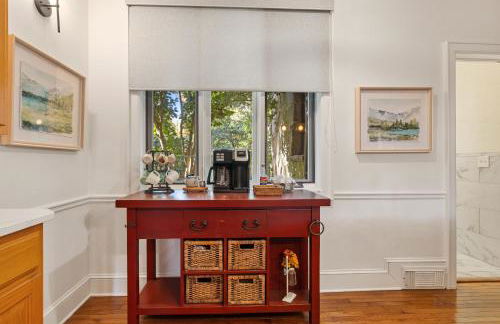 Stylish Mountain Retreat with Sunroom and Pergola - Foto 9