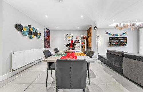 The Lumos House - 4 Bed Home w Parking near Harry Potter Studios - Foto 44