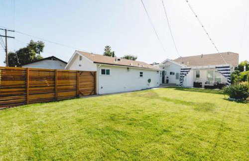 Chic 2Bed And Large Serene Backyard in Heart of SD - Photo 7