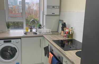 Vauxhall Central - Spacious 3-Bed Serviced Apartment- Balcony-Free Parking - Lift - Sleeps 7 - Foto 18