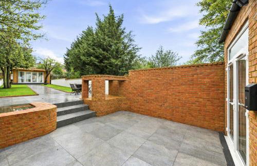 Stylish Home - Pool table, Virgin TV, Fast Wifi, Garden and Self-Check-In by Yoko Property - Photo 31