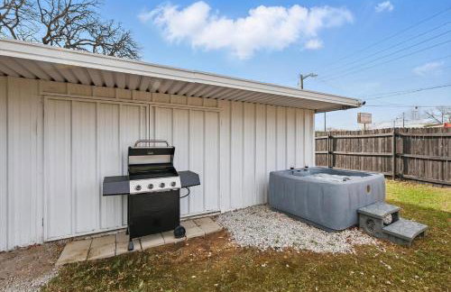 Modern 4BR 2BA Home with Hot Tub-Grill & Huge Yard - Foto 6