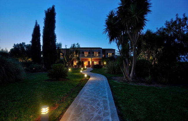 Exquisite Villa With Views - Photo 22