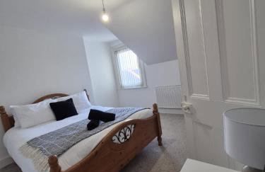 Beautiful 5-Bedroom home with Free Parking - Foto 18