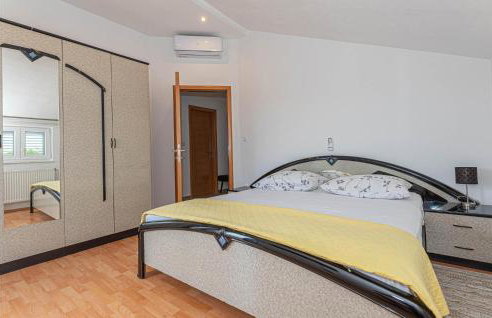 Awesome Home In Ruzic With Jacuzzi - Foto 29