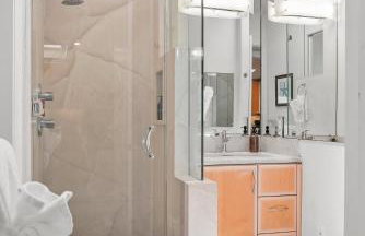 Stunning Oceanfront Boardwalk Condo - Spa, Steps2Beach, Parking & Fast Wifi! - Foto 19