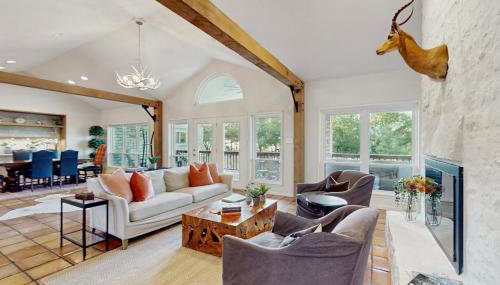 Spacious Beautiful Home with Full Kitchen, Balcony and Patio, Next to Golf Course - Photo 3