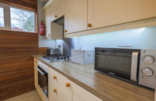 Spacious Oak Cabin with Hot Tub - Devon - Foto 14