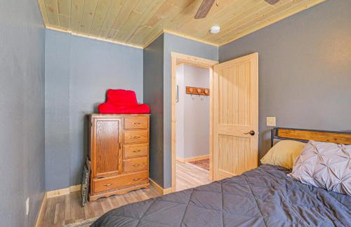 Northwoods Escape Lakeside Retreat with Deck - Foto 13