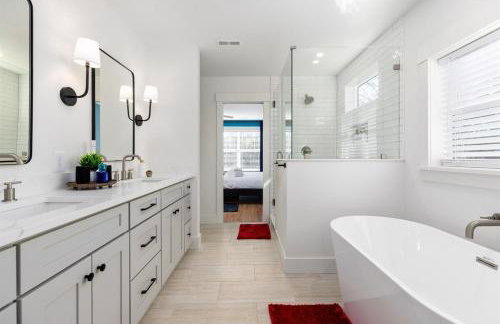 Bancroft Bungalow - Hot Tub, Fire Pit - Near Uptown - Foto 24