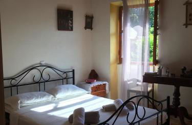 Country traditional house in Corfu village, Greece - Photo 5