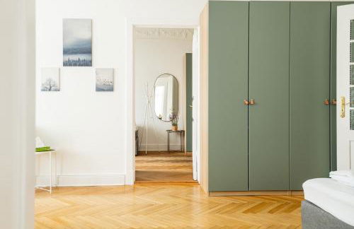 KAISER 02 by ROCKCHAIR Apartments l SUPERHOST Status l 3 Bedrooms Boxspringbeds 2 Bathrooms l Cozy Family & Business Flair 155 sqm 3 Balcony 2nd Floor Elevator up to 10 guests welcomes you! - Foto 51