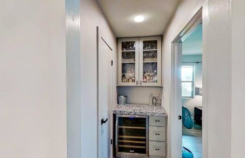 Contemporary, Dog-Friendly Townhouse with Balcony, Pool & Day Docks - Foto 12