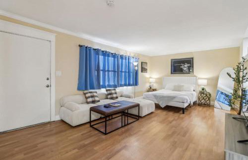 Entire Private Home with 3 Bedrooms, Gated Yard, Parking, King Bed, Available Now - Foto 15