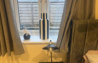 New 2-bed 2-bath detached flat with garden - Photo 6