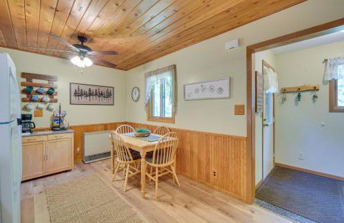 Grill and Fire Pit Waterfront Cameron Retreat! - Foto 9