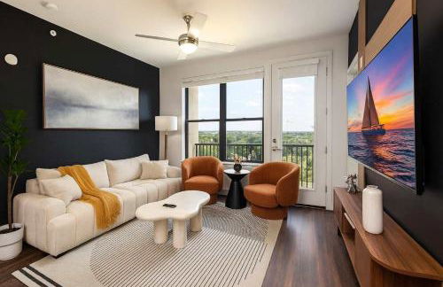 Stylish Downtown 2BR Retreat with Parking and Pool - Foto 1