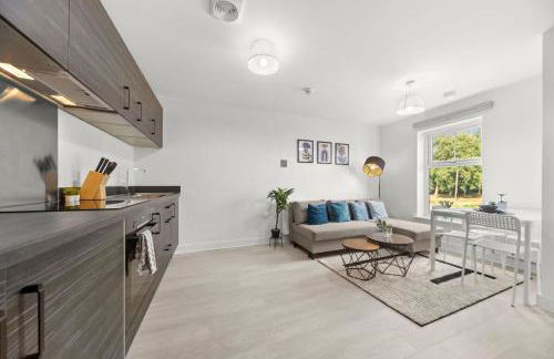 Modern 2-Bed House 10-min to Leeds City Centre - Photo 3