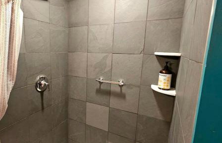 Beautiful Rustic Cabin Surrounded by Nature with Incredible Views and a Wrap-Around Deck for an Amazing Glamping Experience in Marshall, NC - Foto 13