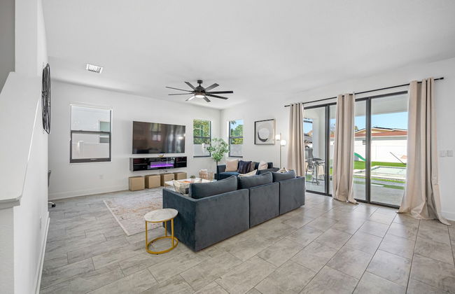 Luxury Modern Villa w/ Pool, Jacuzzi & Amenities! - Foto 32