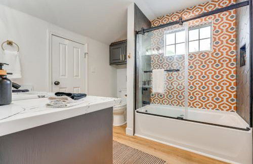 Modern Fischer House with Deck, Fire Pit and Hot Tub! - Foto 21