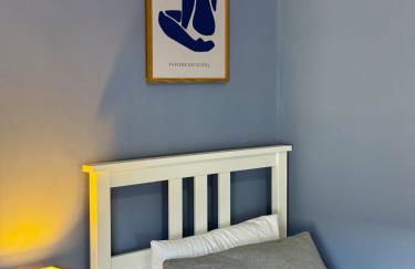 Modern Spacious 2 Bedroom House in Leigh, Free Parking - Foto 4