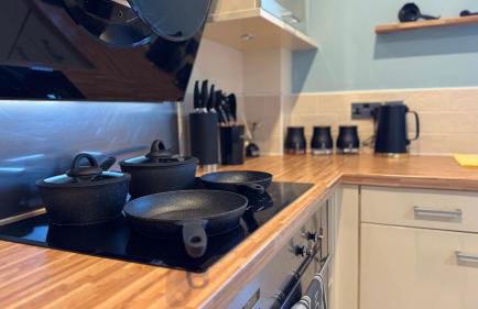 Stylish 2 Bedroom Apartment With 2 Bathrooms and Free Gated Parking - Foto 16