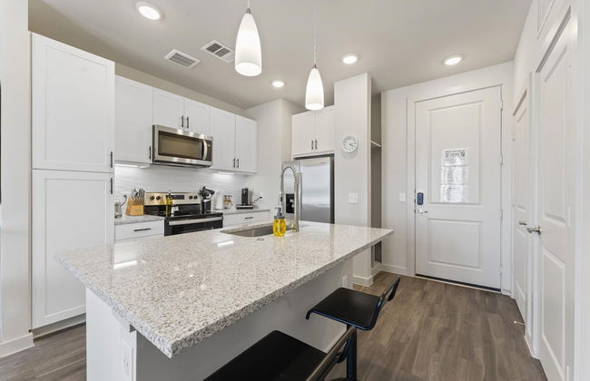 Prime Soco Quaint 1BR King Suite w Pool Parking - Photo 7