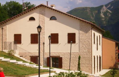 Oasi di Piobbico Piscina con Vista sul Monte Nerone - Foto 1
