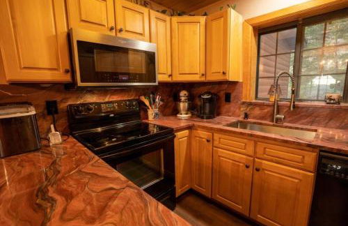 Warm Woodland Getaway with Land - Foto 14