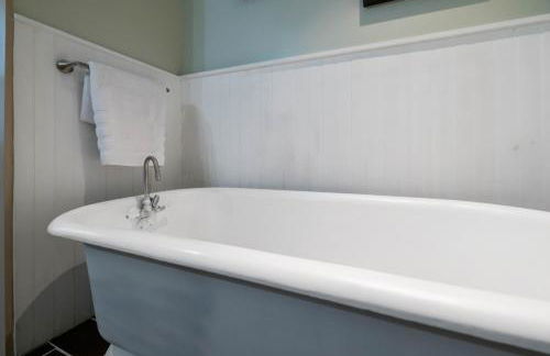 Spacious Broadway Home Downtown Western Modern Charm with parking - Photo 27