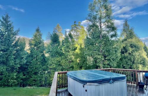 Honeybee Hive HOT TUB BBQ 8 minutes to Bass Lake Sleeps up to 6 - Photo 17