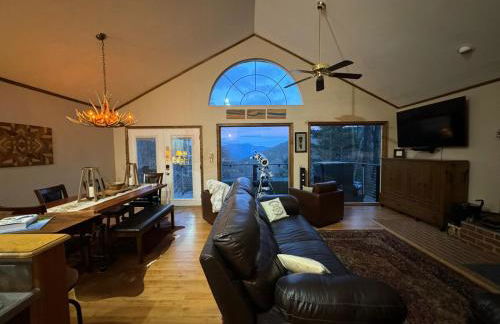 Romantic Getaway or Family Vacay with Mountain Views & Hot Tub - Foto 1