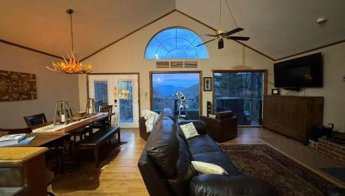 Romantic Getaway or Family Vacay with Mountain Views & Hot Tub - Foto 1