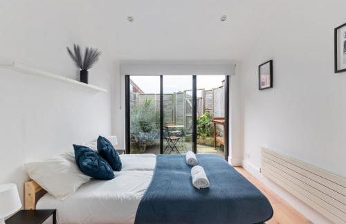 St Albans Centre Home - 4BR - 2 FREE parking - Photo 11