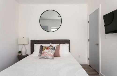 Enjoy Stylish 4BR Townhouse Sleeps 8 with Wi-Fi - Foto 14