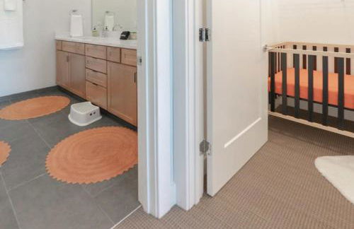 Beautiful Modern 3BR in the Grove ABODEbucks - Photo 33